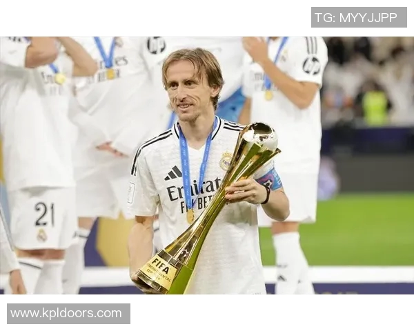 足球明星摆件莫德里奇精美收藏品展现足球魅力与艺术完美结合